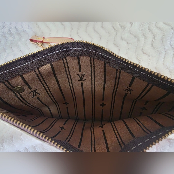 Checkered Chain Pouch - Picture 8 of 9